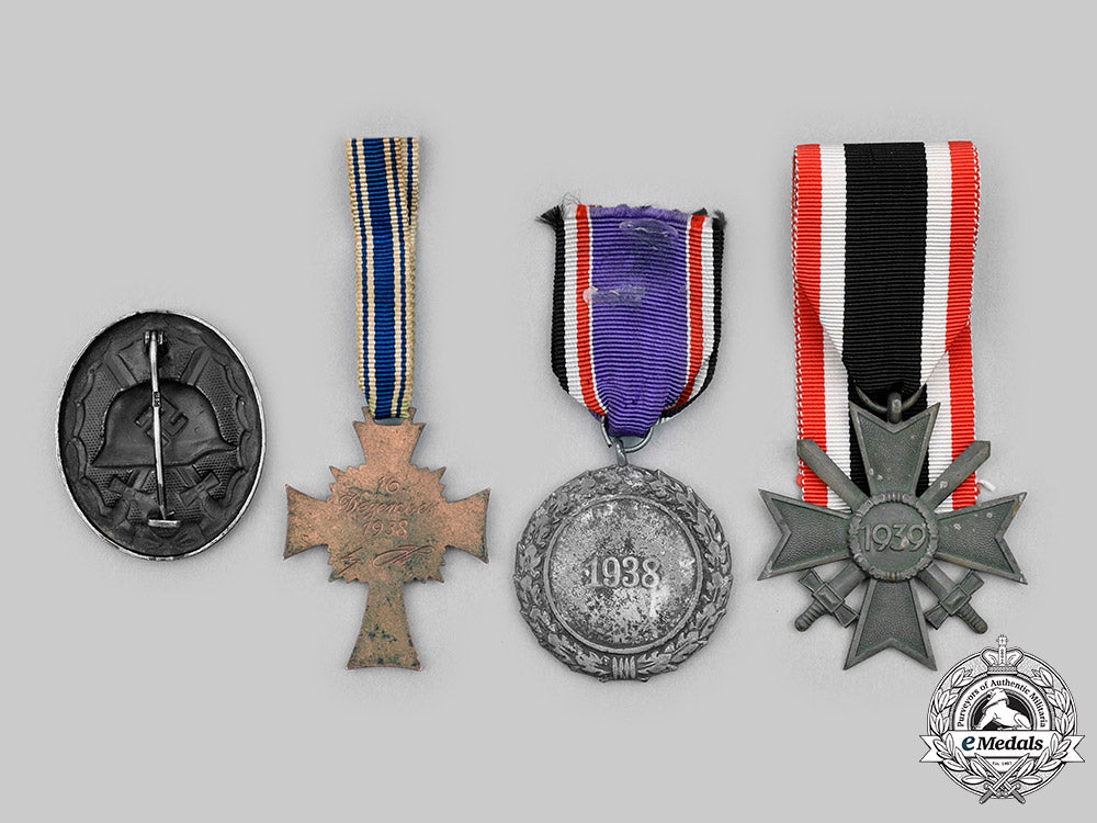 germany,_wehrmacht._a_lot_of_medals_and_badges_c2020_693_mnc0061
