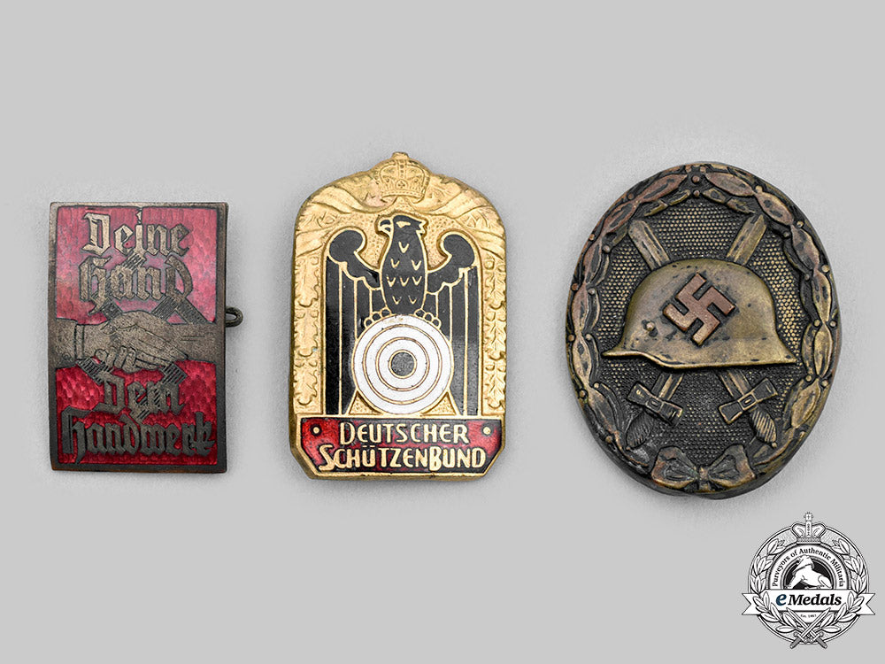 germany,_third_reich._a_lot_of_badges_and_insignia_c2020_696_mnc0068_1