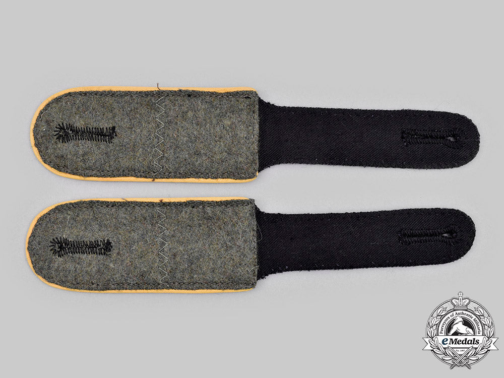 germany,_ss._a_set_of_waffen-_ss_mann_signals_personnel_shoulder_straps_c2020_768_mnc7725_1