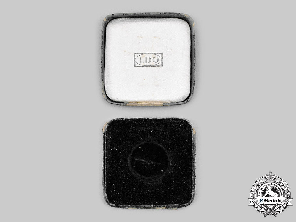germany,_wehrmacht._a1939_iron_cross_i_class,_with_case_c2020_791_mnc6362_1_1_1