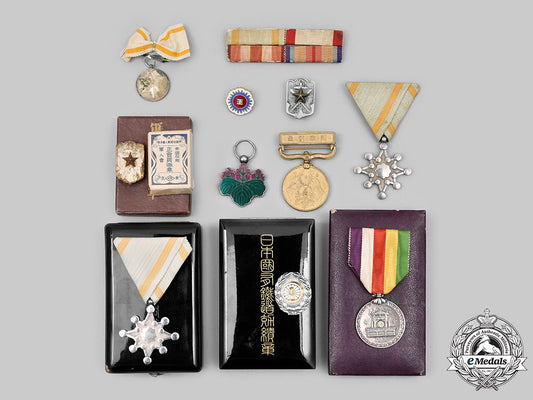 japan,_empire._lot_of_eleven_orders,_medals_and_badges_c2020_793_mnc3245