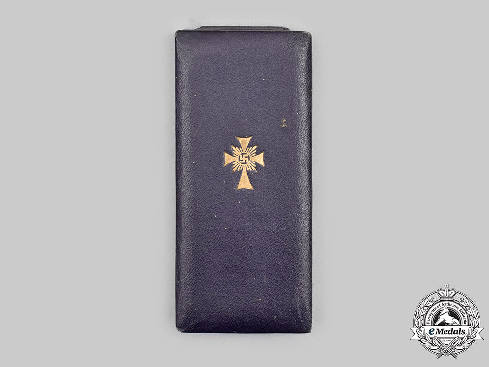 germany,_third_reich._an_honour_cross_of_the_german_mother,_gold_grade_with_case,_by_ludwig_bertsch_c2020_840_mnc4631