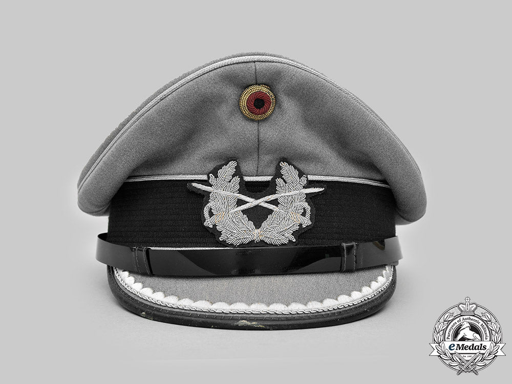 germany,_bundeswehr._a_hauptfeldwebel’s_service_tunic_and_visor_cap_to_a_knight's_cross_recipient_c2020_945_mnc0055_1_2_1_1