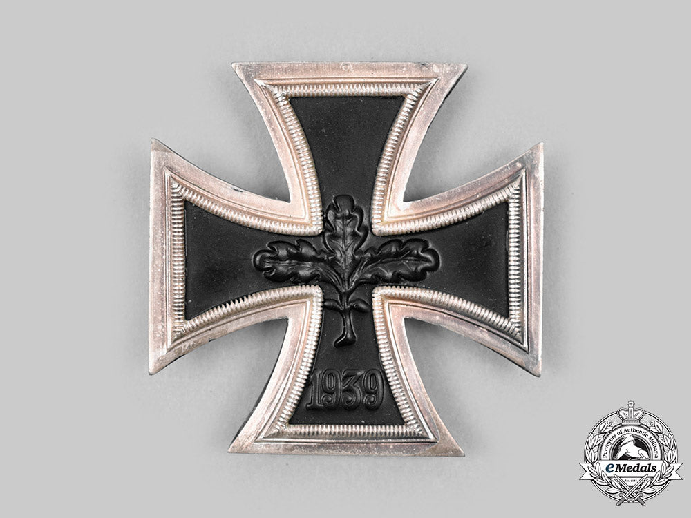 germany,_bundeswehr._a_hauptfeldwebel’s_service_tunic_and_visor_cap_to_a_knight's_cross_recipient_c2020_953_mnc0088_1_2_1_1