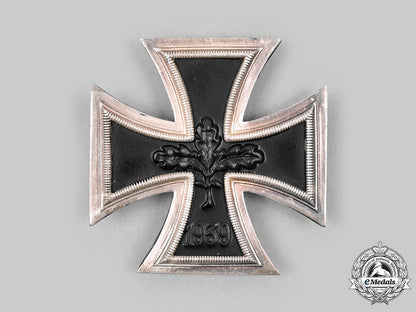 germany,_bundeswehr._a_hauptfeldwebel’s_service_tunic_and_visor_cap_to_a_knight's_cross_recipient_c2020_953_mnc0088_1_2_1_1