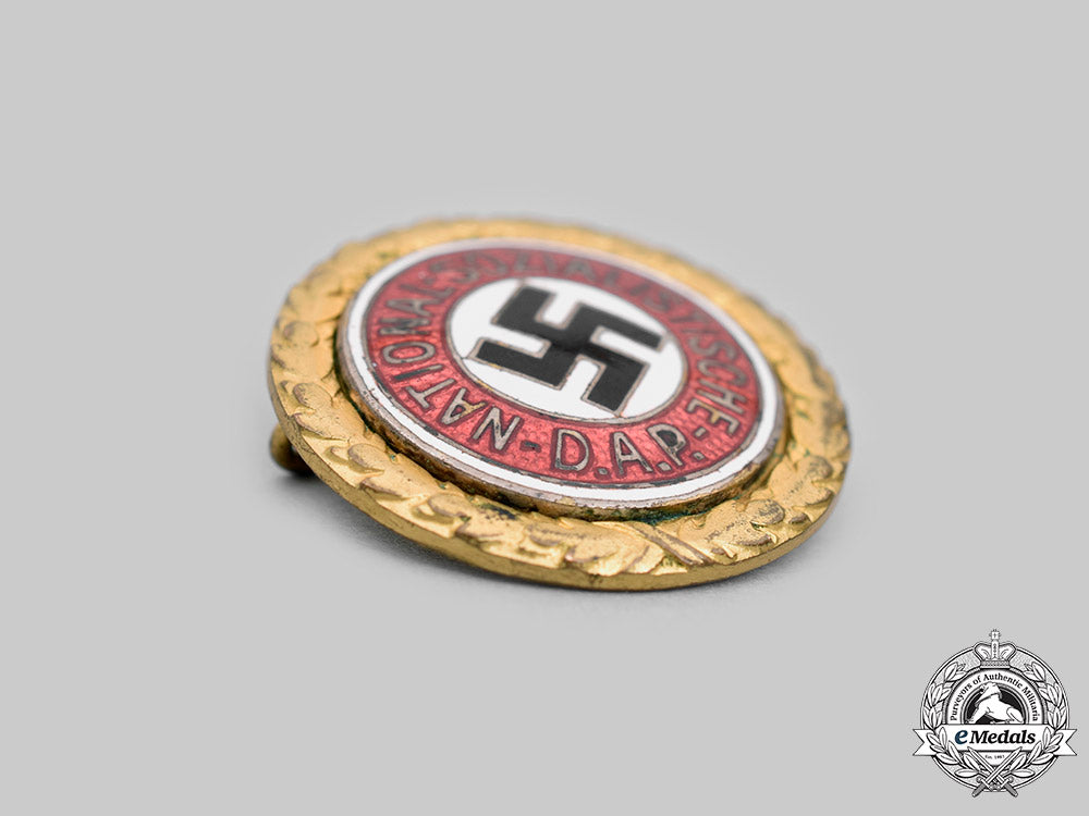 germany,_nsdap._a_golden_party_badge,_small_version,_by_deschler&_sohn_c2020_976_mnc4018_1_1_1_1