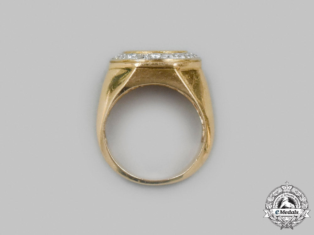 united_states._a_custom_yellow&_white_gold_united_states_dollar_coin_ring_with_diamonds_c2021_020_mnc1925_1