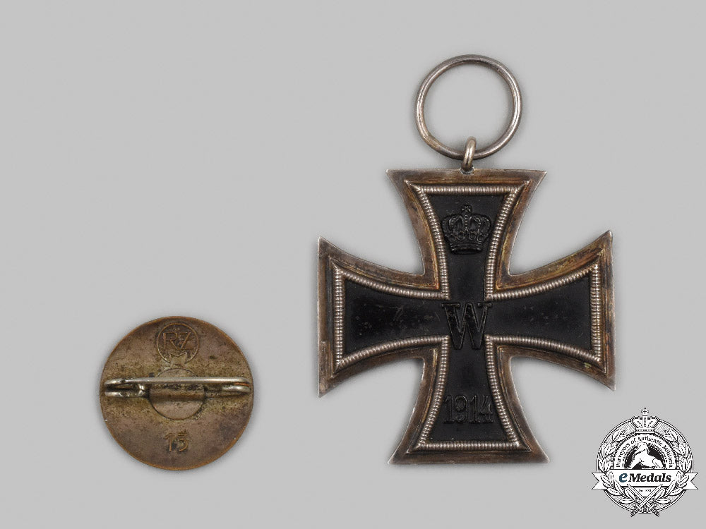 germany._a_pair_of_decorations_c2021_024emd_9225