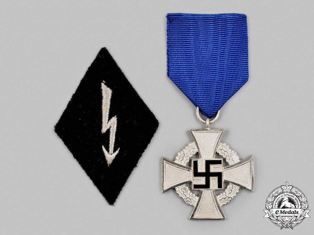 germany,_third_reich._a_pair_of_decorations_c2021_047_mnc8291