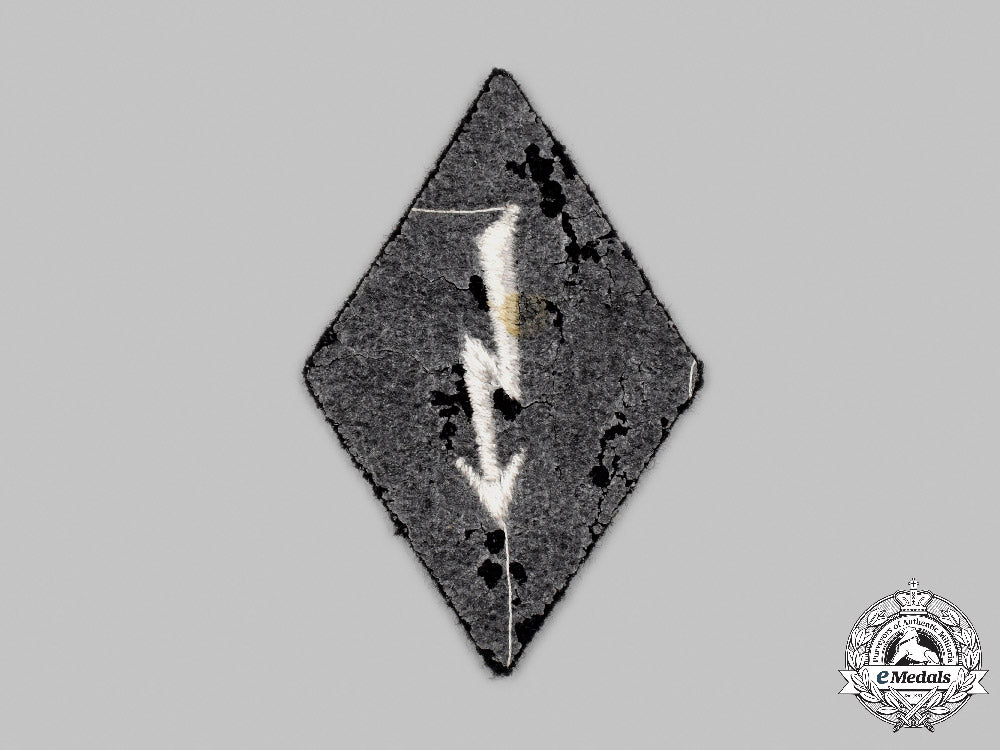germany,_third_reich._a_pair_of_decorations_c2021_049_mnc8293