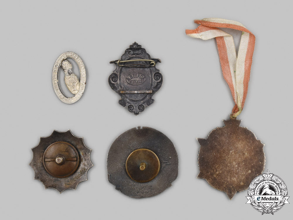 international._a_lot_of_commemorative_badges_c2021_058emd_6910