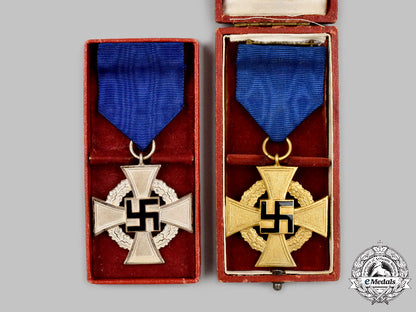 germany,_third_reich._a_pair_of_cased_civil_service_long_service_awards_c2021_100_mnc8132