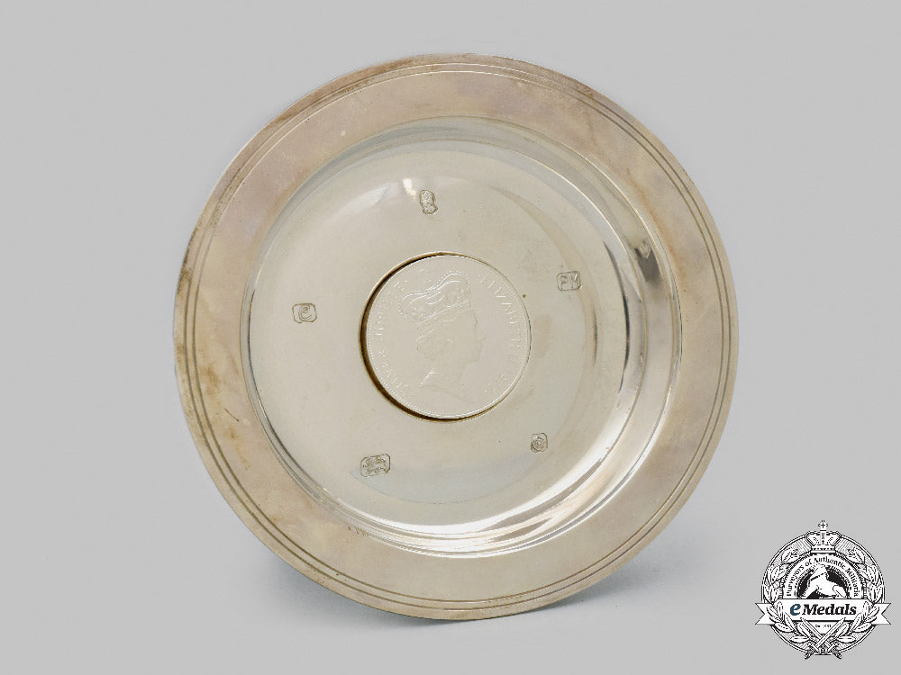 united_kingdom._a_queen_elizabeth_ii_sterling_silver_jubilee_dish,_by_pobjoy_mint_with_case,1977_c2021_180emd_2920