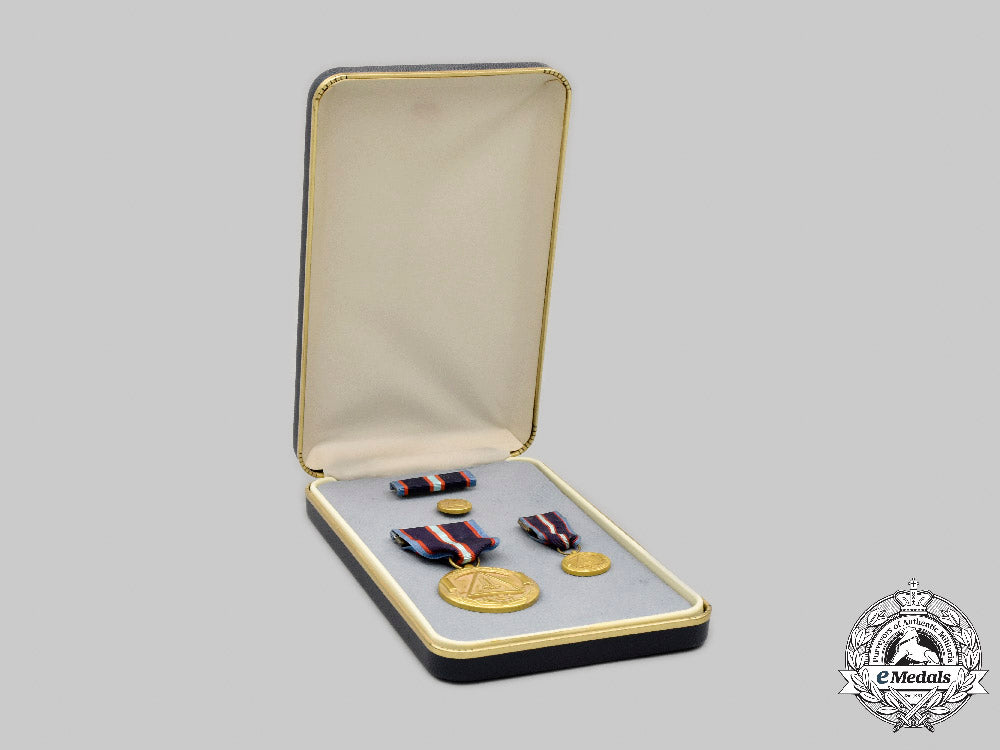 united_states._a_nasa_space_flight_medal,_cased_c2021_215_mnc5979_1