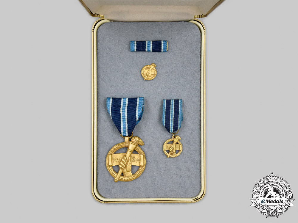united_states._a_nasa_outstanding_leadership_medal,_cased_c2021_216_mnc5983_1
