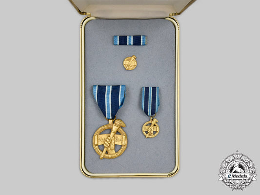 united_states._a_nasa_outstanding_leadership_medal,_cased_c2021_216_mnc5983_1