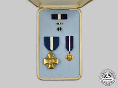 United States. A Navy Cross, Cased