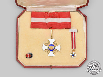 italy,_kingdom._an_order_of_the_crown,_iii_class_commander_in_a_rare_case,_by_rota_g.b.,_genova,_c.1920_c2021_259_mnc6220