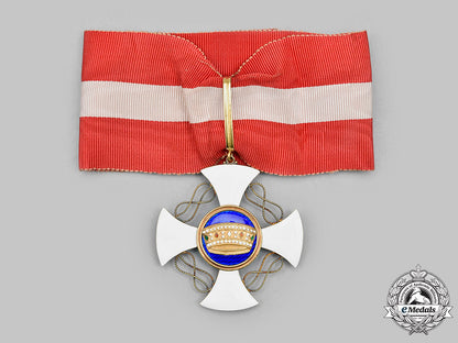 italy,_kingdom._an_order_of_the_crown,_iii_class_commander_in_a_rare_case,_by_rota_g.b.,_genova,_c.1920_c2021_260_mnc6234