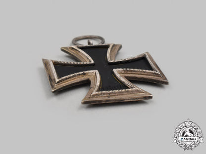 germany,_wehrmacht._a1939_iron_cross_ii_class,_round3_type,_by_deschler&_sohn_c2021_261emd_9743