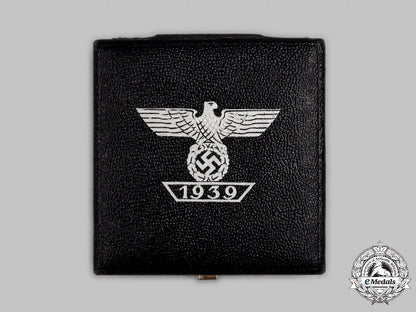 germany,_wehrmacht._a_mint1939_clasp_to_the_iron_cross_i_class,_with_case,_by_b.h._mayer_c2021_284emd_3294