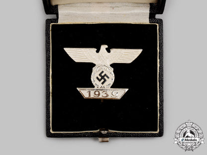germany,_wehrmacht._a_mint1939_clasp_to_the_iron_cross_i_class,_with_case,_by_b.h._mayer_c2021_285emd_3283
