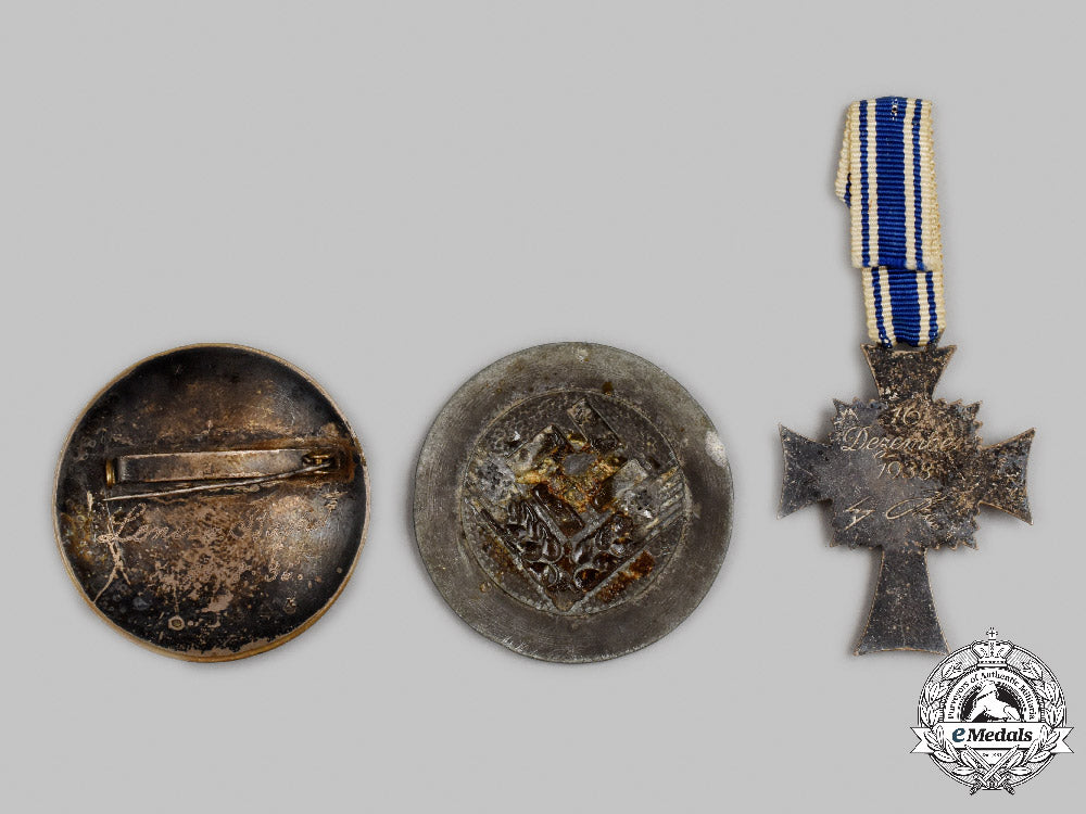 germany,_third_reich._a_lot_of_female_merit_decorations_c2021_309emd_3339_1