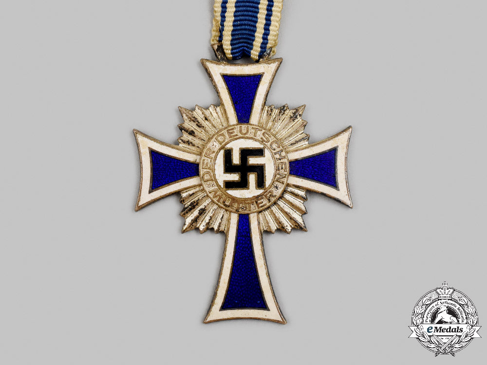 germany,_third_reich._a_lot_of_female_merit_decorations_c2021_310emd_3342_1