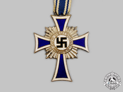 germany,_third_reich._a_lot_of_female_merit_decorations_c2021_310emd_3342_1