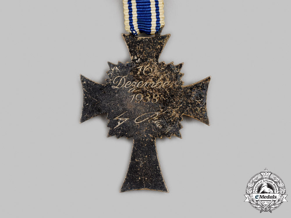 germany,_third_reich._a_lot_of_female_merit_decorations_c2021_311emd_3344_1