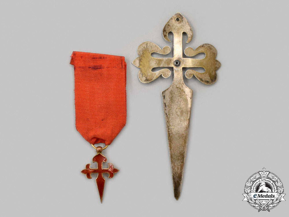 spain,_kingdom._a_military_order_of_santiago,_knight_badge_and_cape_badges_c2021_324_mnc9628
