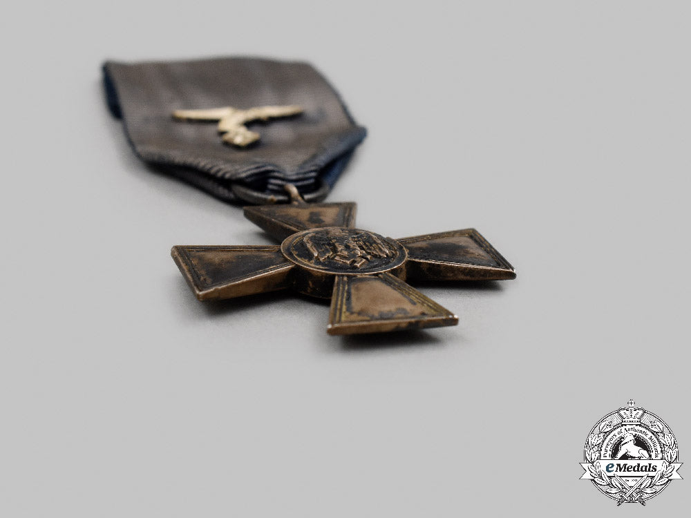 germany,_luftwaffe._a_wehrmacht_long_service_cross,_ii_class_for18_years,_with_luftwaffe_device_c2021_324emd_3371