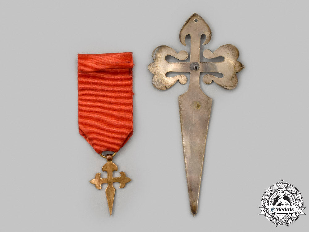 spain,_kingdom._a_military_order_of_santiago,_knight_badge_and_cape_badges_c2021_325_mnc9632