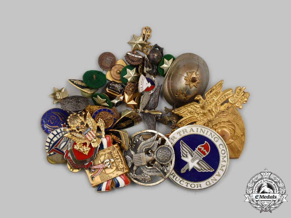 united_states._a_lot_of_thirty-_six_armed_forces_insignia_c2021_479emd_7860_1
