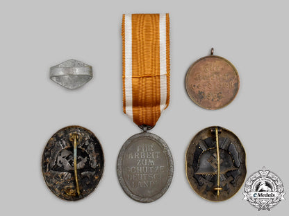 germany,_wehrmacht._a_mixed_lot_of_decorations_c2021_542_mnc7742_1