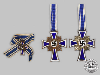 germany,_third_reich._a_lot_of_honour_crosses_of_the_german_mother_c2021_642emd_5701