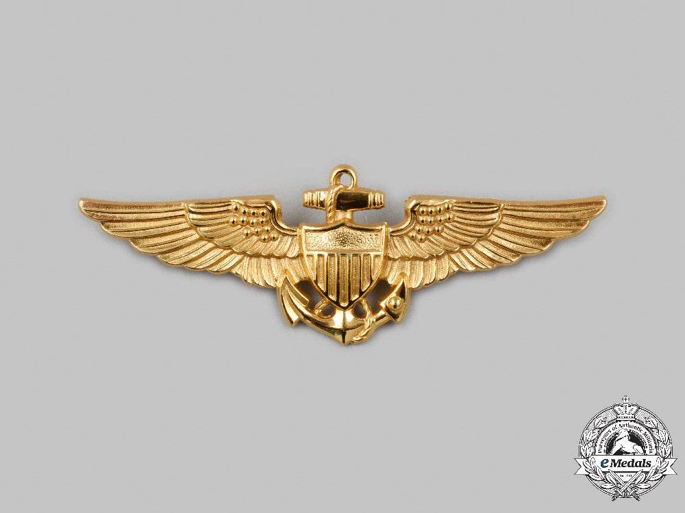 united_states._a_united_states_navy(_usn)_naval_aviator_qualification_badge,_by_n.s._meyer,_c.1942_c2021_659emd_8293_1