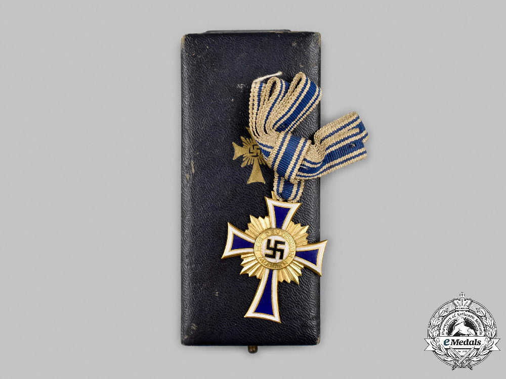 germany,_third_reich._an_honour_cross_of_the_german_mother,_gold_grade_with_case,_by_robert_hauschild_c2021_684_mnc0501
