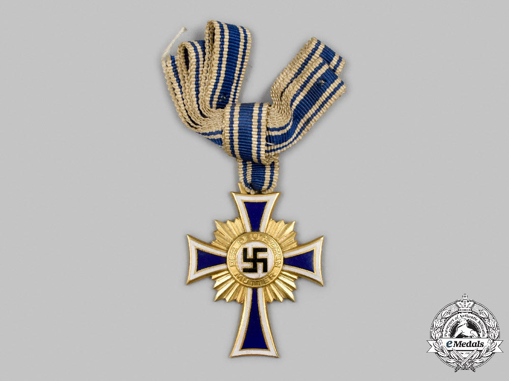 germany,_third_reich._an_honour_cross_of_the_german_mother,_gold_grade_with_case,_by_robert_hauschild_c2021_685_mnc0509