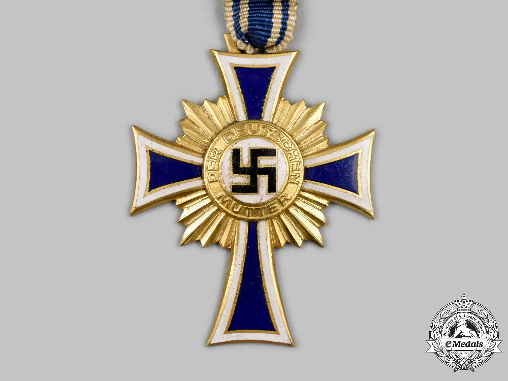 germany,_third_reich._an_honour_cross_of_the_german_mother,_gold_grade_with_case,_by_robert_hauschild_c2021_686_mnc0511