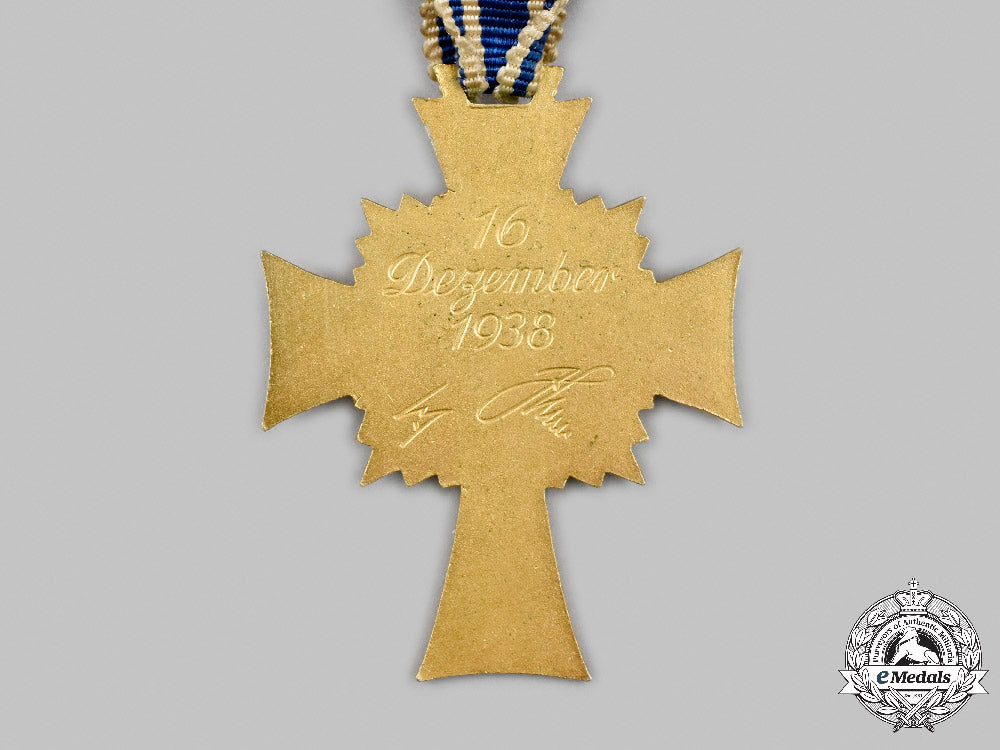 germany,_third_reich._an_honour_cross_of_the_german_mother,_gold_grade_with_case,_by_robert_hauschild_c2021_687_mnc0515