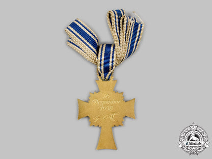 germany,_third_reich._an_honour_cross_of_the_german_mother,_gold_grade_with_case,_by_robert_hauschild_c2021_688_mnc0513