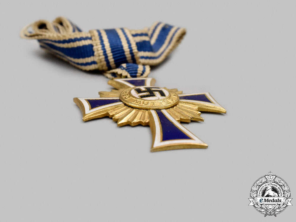 germany,_third_reich._an_honour_cross_of_the_german_mother,_gold_grade_with_case,_by_robert_hauschild_c2021_689_mnc0517