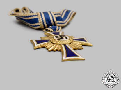 germany,_third_reich._an_honour_cross_of_the_german_mother,_gold_grade_with_case,_by_robert_hauschild_c2021_689_mnc0517