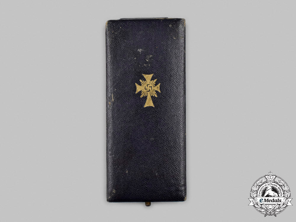germany,_third_reich._an_honour_cross_of_the_german_mother,_gold_grade_with_case,_by_robert_hauschild_c2021_690_mnc0503