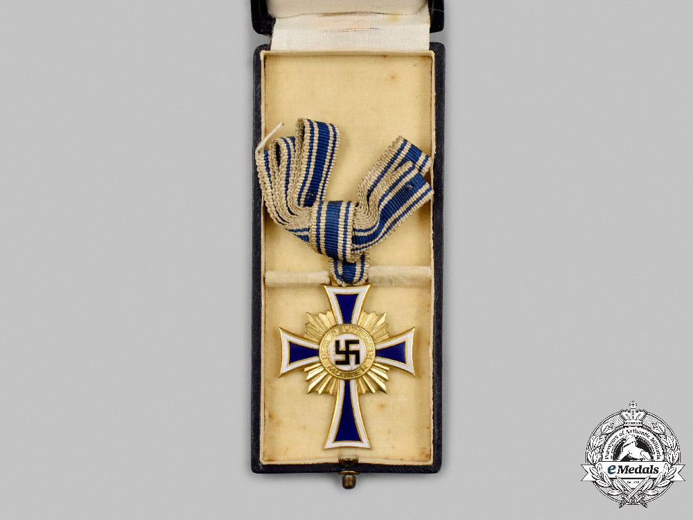 germany,_third_reich._an_honour_cross_of_the_german_mother,_gold_grade_with_case,_by_robert_hauschild_c2021_691_mnc0519