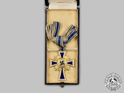 germany,_third_reich._an_honour_cross_of_the_german_mother,_gold_grade_with_case,_by_robert_hauschild_c2021_691_mnc0519