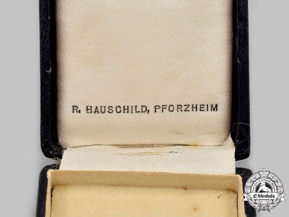 germany,_third_reich._an_honour_cross_of_the_german_mother,_gold_grade_with_case,_by_robert_hauschild_c2021_692_mnc0507