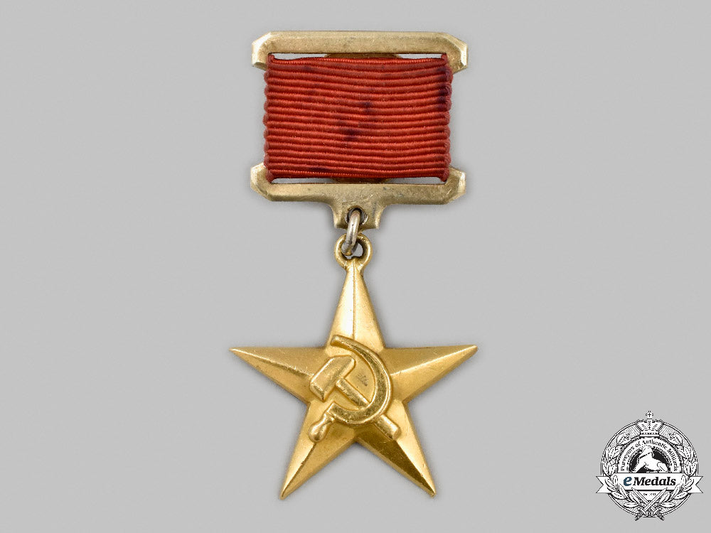 russia,_soviet_union._a_hero_of_socialist_labour_and_the_gold_sickle_and_hammer_medal,_type_ii_c2021_744_mnc8466