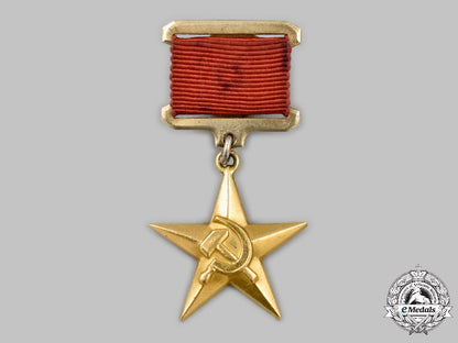 russia,_soviet_union._a_hero_of_socialist_labour_and_the_gold_sickle_and_hammer_medal,_type_ii_c2021_744_mnc8466